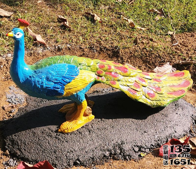 公園里一只玻璃鋼彩繪仿真動(dòng)物孔雀雕塑