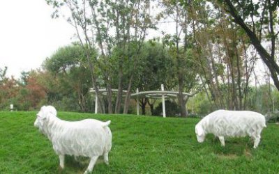 公園玻璃鋼仿真動(dòng)物綿羊雕塑