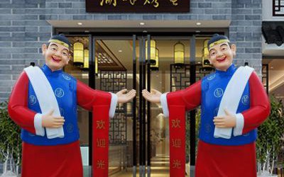 飯店門(mén)口擺放彩繪玻璃鋼迎賓店小二雕塑