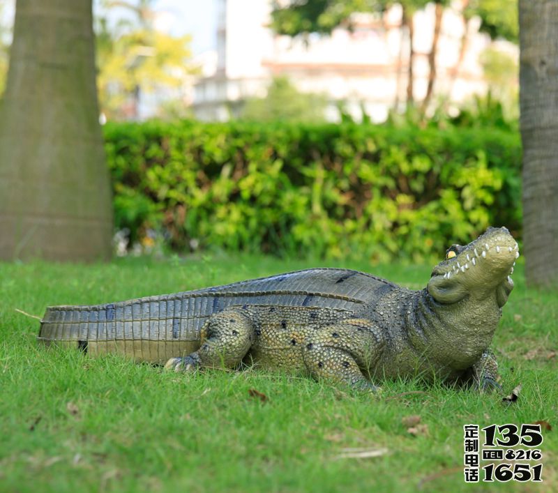 動物草坪玻璃鋼仿真到動物鱷魚雕塑