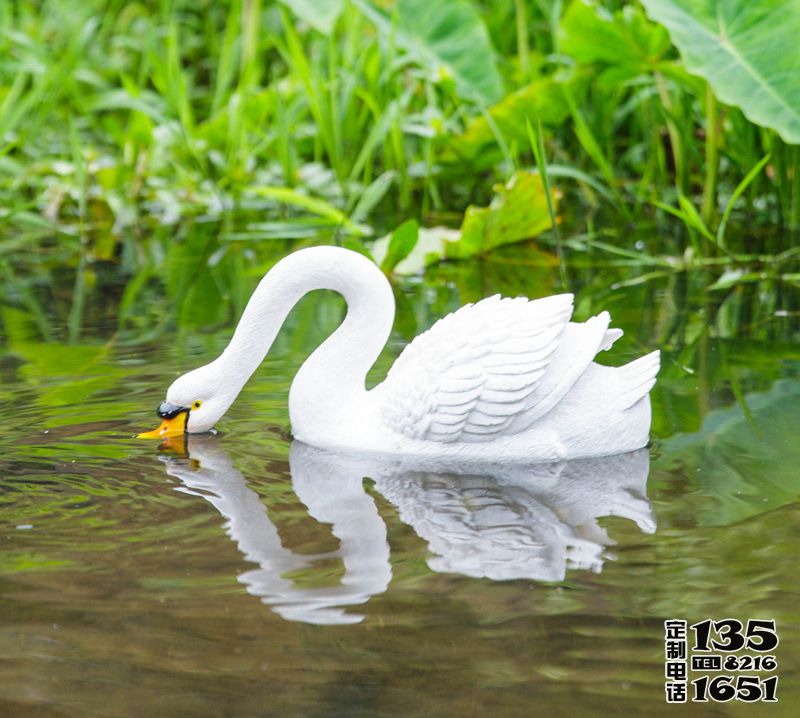 創(chuàng)意景觀池塘里覓食的仿真天鵝雕塑