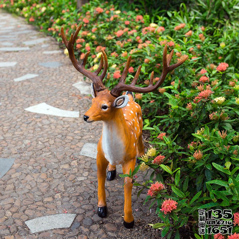 花園小路一只仿真動(dòng)物擺件梅花鹿雕塑